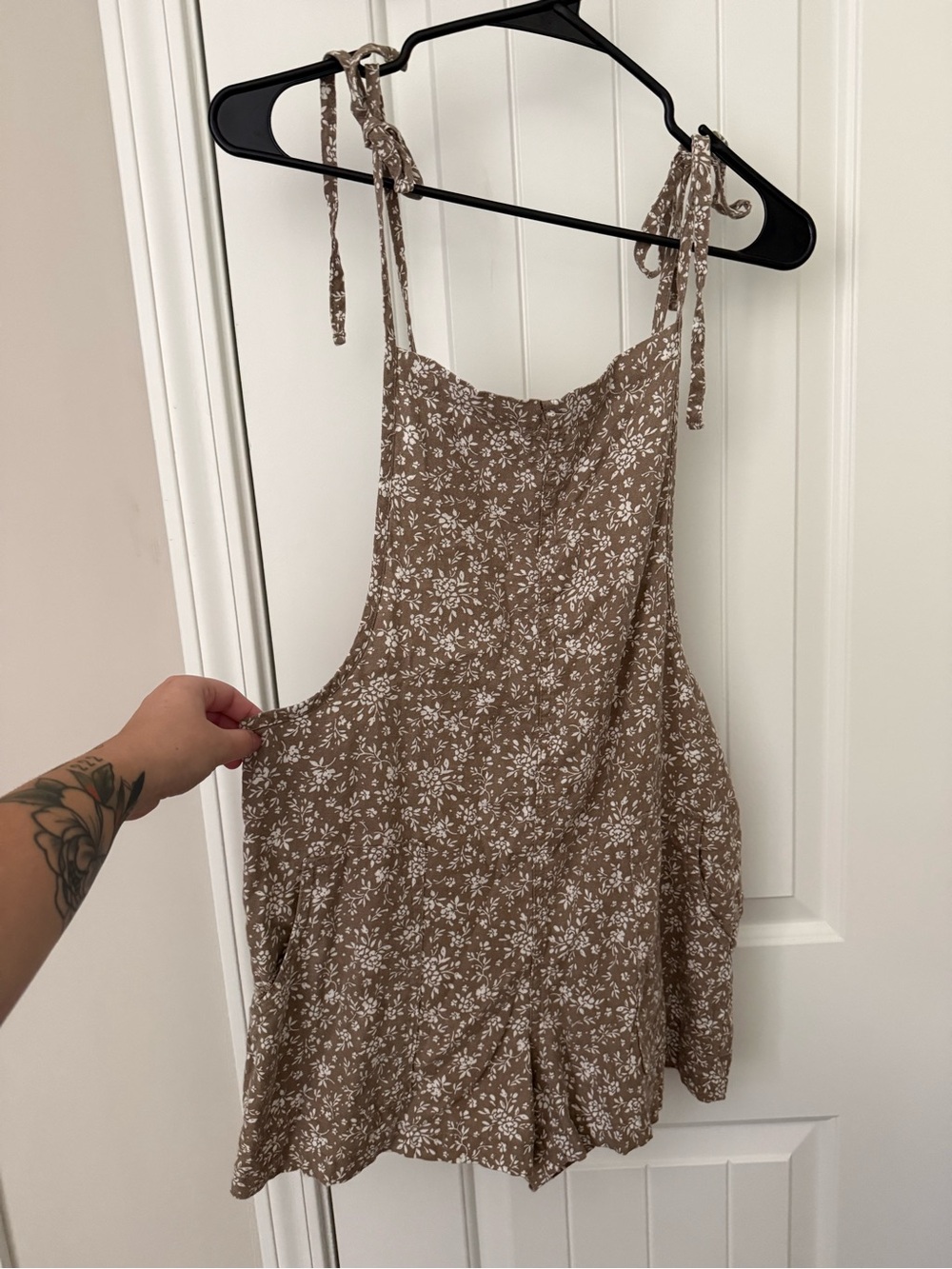 Tie-Shoulder Floral romper in Taupe